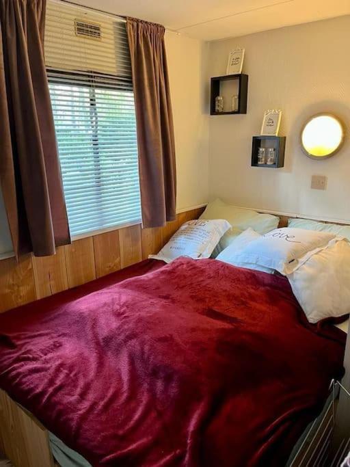 Sfeervol Chalet In Het Bos 넌스피트 외부 사진